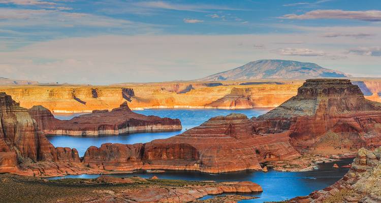 De vastes canyons orange et les eaux bleu profond du lac Powell entourés de mesas en grès aux couches distinctes.