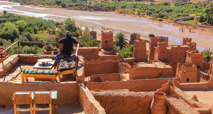 Personne surplombant Aït Benhaddou.