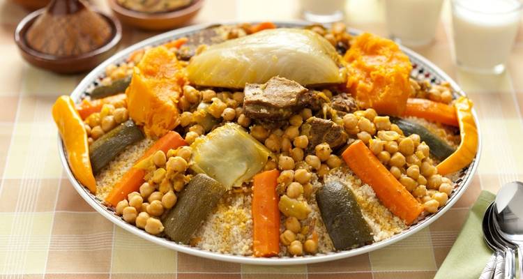 Plato tradicional del norte de África con garbanzos y verduras.