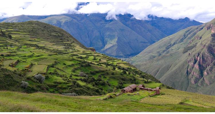 Andeslandschap met valleien en velden.