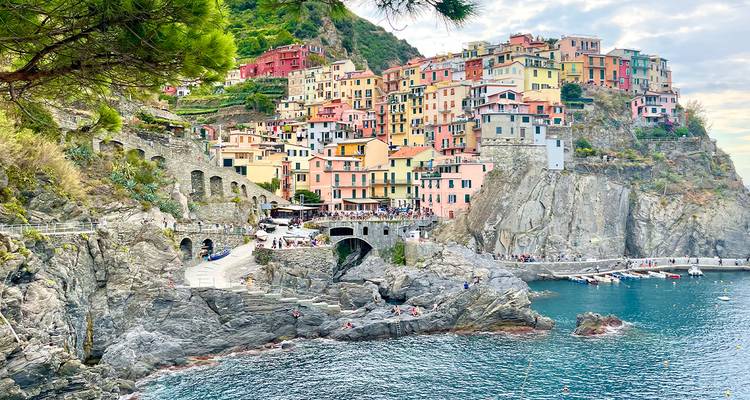 Le village pittoresque aux couleurs pastel de Manarola, perché sur des falaises escarpées surplombant la mer Ligure turquoise dans les Cinq Terres.