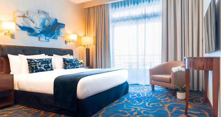 Une chambre d'hôtel luxueuse avec un grand lit et une décoration moderne.