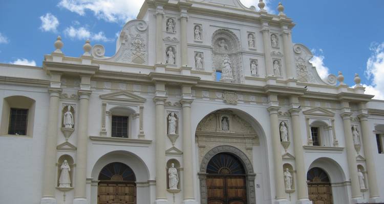 Gevel van een historische kerk met beelden en sierlijke details.