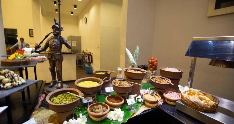 Traditionelles sri-lankisches Buffet mit verschiedenen Gerichten.