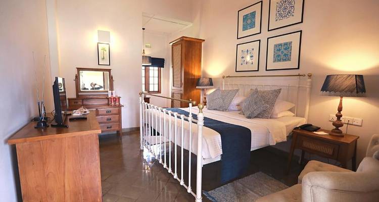 Elegantes Hotelzimmer mit klassischer Einrichtung.