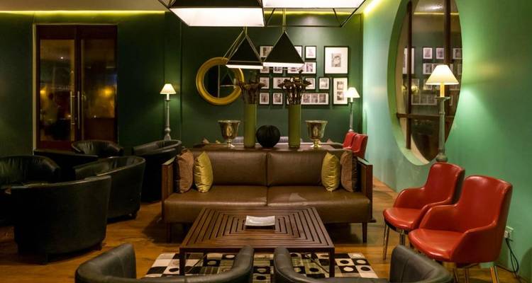 Luxuriöse Hotellounge-Innenausstattung mit Ledersitzgelegenheiten.