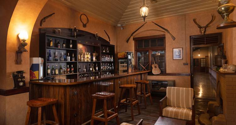 Gemütliche Bar mit Holzinterieur und einer Getränkeauswahl.