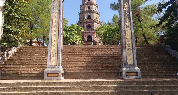 Blick auf die Thien-Mu-Pagoda und ihre Stufen.