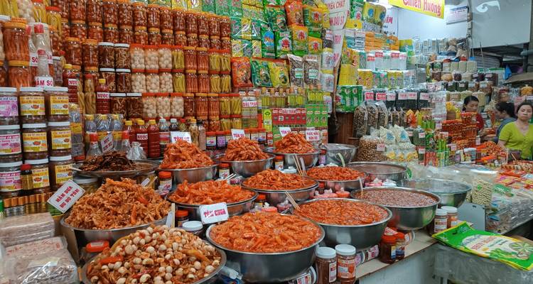 Marktstand mit einer Auswahl an getrockneten Meeresfrüchten.