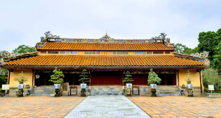 Blick auf den Thai Hoa Palast mit Topfpflanzen in Hue.