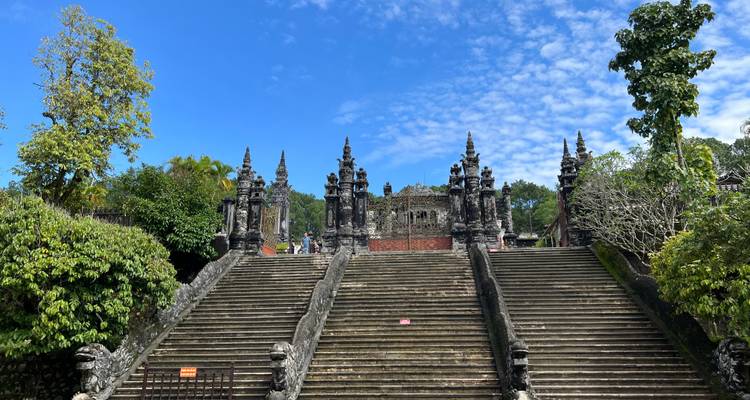 Blick auf das Khai-Dinh-Mausoleum mit kunstvollen Stufen und Skulpturen.