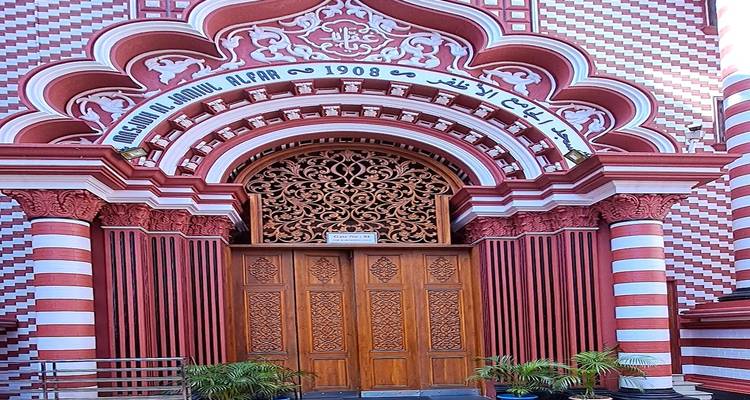 Entrée d'une mosquée avec une architecture islamique complexe.
