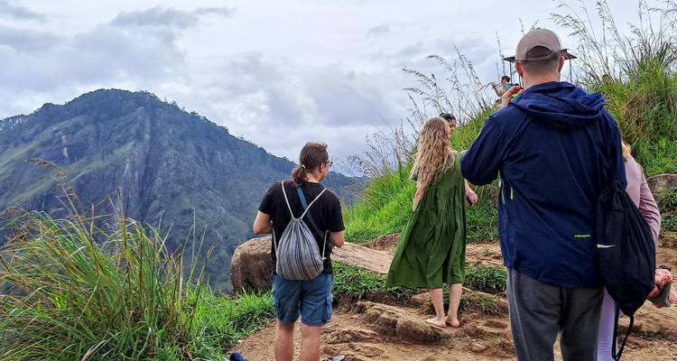 Des personnes qui font de la randonnée sur un sentier de montagne.