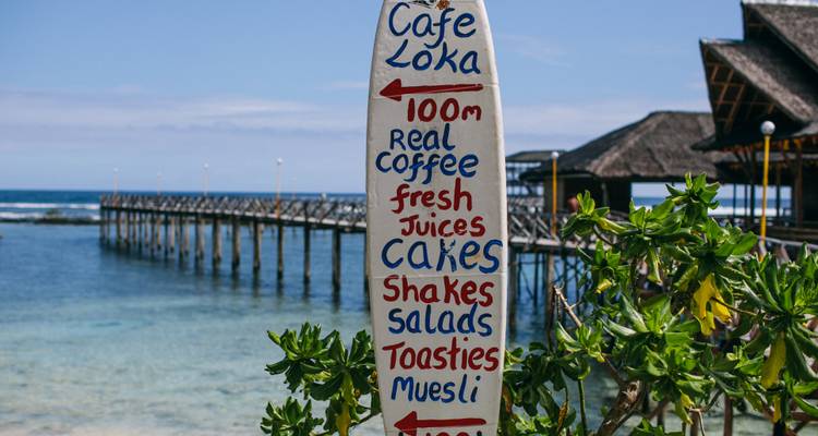 Een surfplank-vormig bord met verschillende woorden voor een steiger.