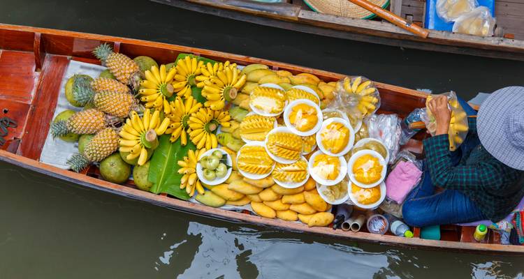 Boot die verse vruchten verkoopt op een markt op het water.
