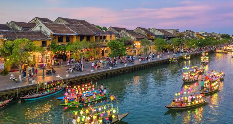 Kleurrijke lantaarns op boten in de schemering op de rivier in Hoi An.