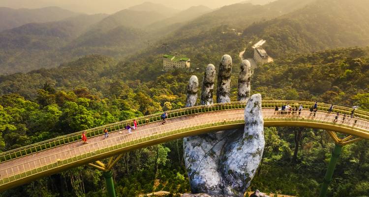 Gouden Brug in Da Nang met uitzicht op de bergen.