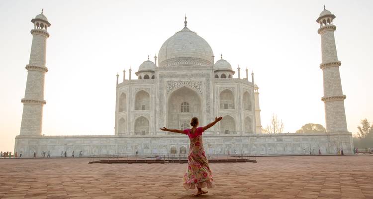 Persoon die geniet van het uitzicht op de Taj Mahal.