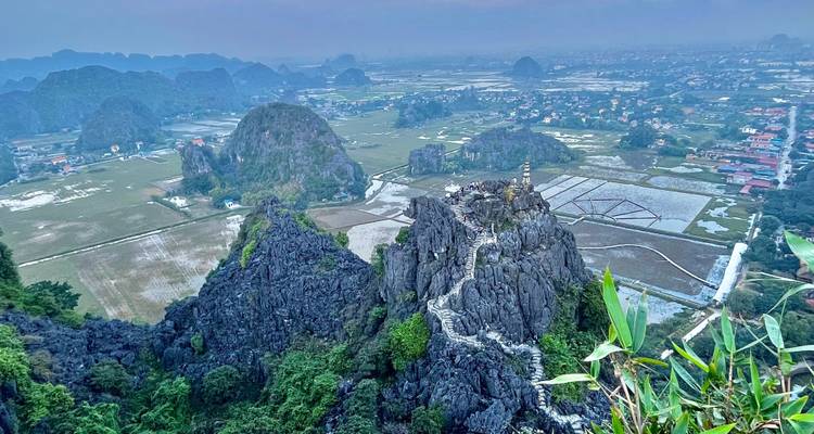 Vue aérienne de formations rocheuses spectaculaires et d'un escalier.