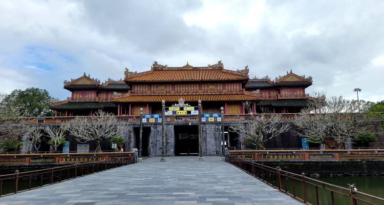 Entrée de la cité impériale avec une architecture ornementée.