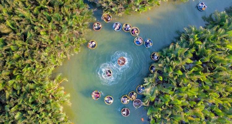 Bateaux circulaires avec des gens sur une voie navigable dans la forêt.