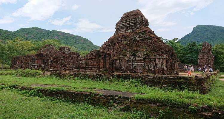 Anciennes ruines de briques sur un fond de montagnes.