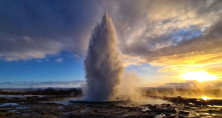 The English text "Geysir erupting in Iceland with colorful sunset" translates to German as:

"Geysir bricht in Island bei farbenfrohem Sonnenuntergang aus."

Alternative translation:
"Ausbrechender Geysir in Island mit farbenfrohem Sonnenuntergang."
