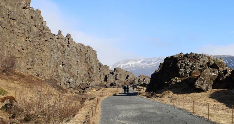 Weg durch vulkanisches Gestein im Thingvellir-Nationalpark.