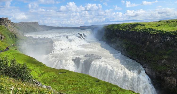 Gullfoss-Wasserfall stürzt in die Schlucht hinab.