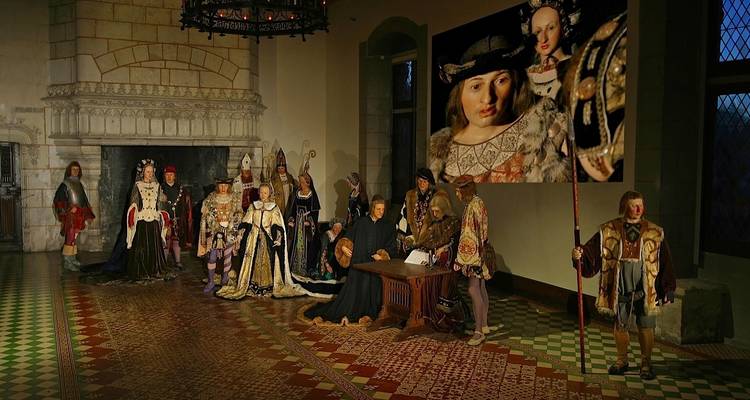 Des personnages en costume dans un bâtiment historique.