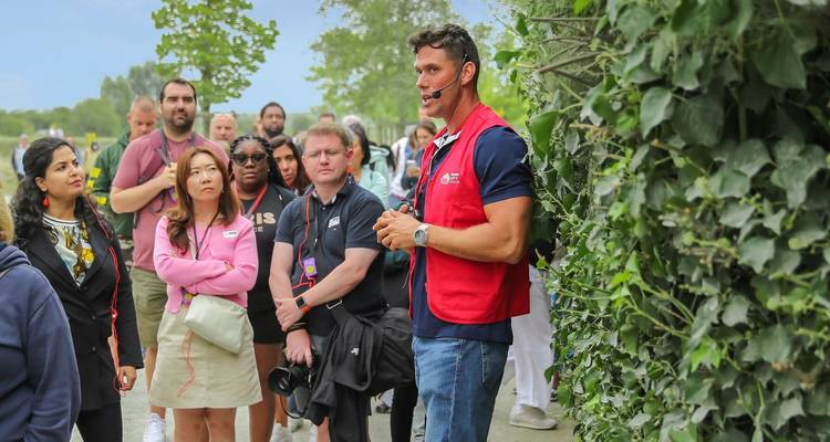 Guide touristique s'adressant à un groupe à l'extérieur