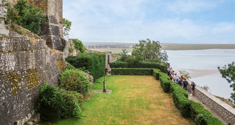 Vue panoramique depuis le Mont Saint-Michel avec des touristes qui marchent