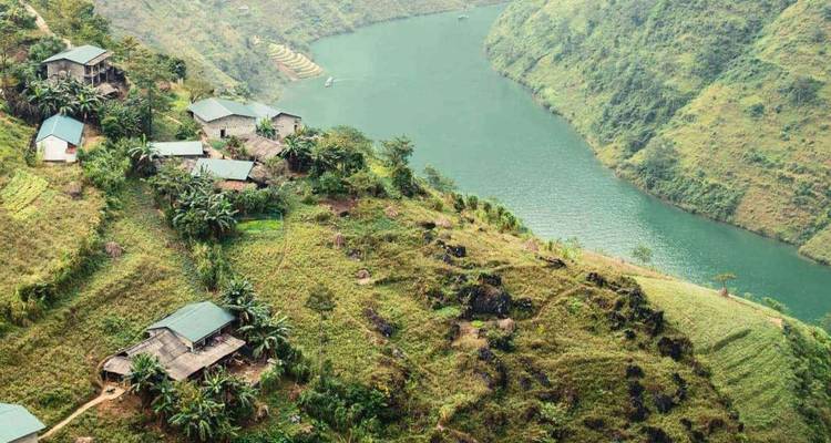De Schotse rivier slingert door steile groene valleien vol met dorpshuizen en terrassen.