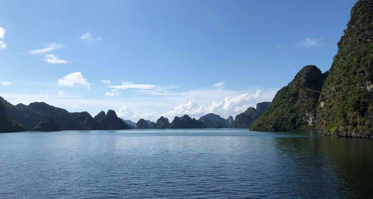 Landschappelijk uitzicht op Halong Bay met kalkstenen eilanden.