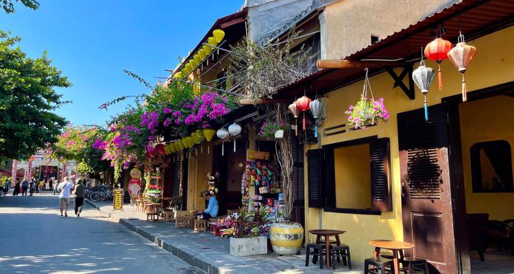 Kleurrijke straat met lantaarns en winkels in Hoi An.