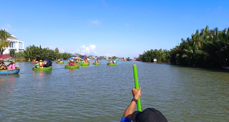 Mensen die peddelen in ronde boten op een rivier.