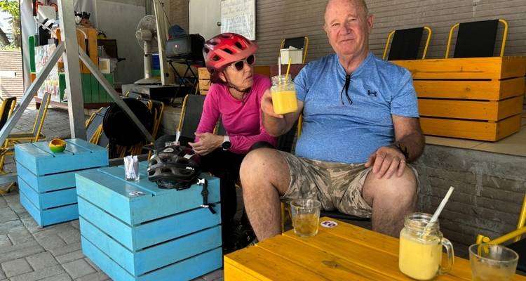 Paar sitzt in einem Straßencafé und genießt Getränke.