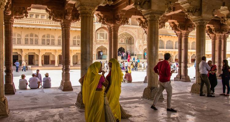 Des personnes en tenue traditionnelle dans un pavillon historique.