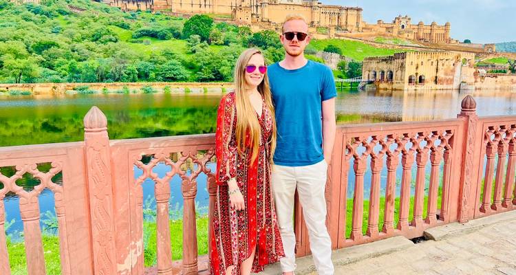 Pareja con el Fuerte Amer de fondo.