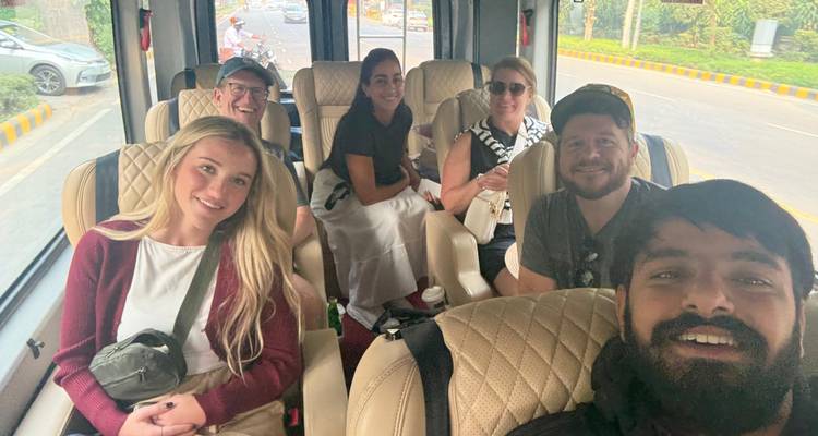 Grupo de personas dentro de un autobús.