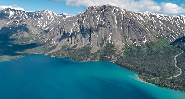 Eine atemberaubende Berglandschaft mit einem saphirblauen See.