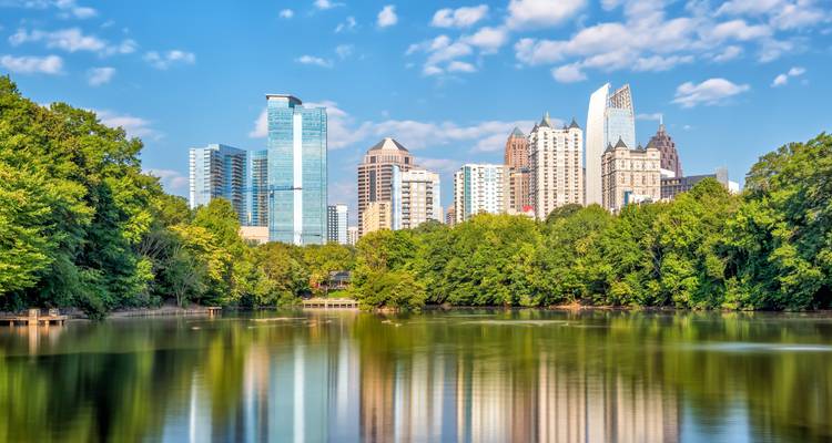 Skyline d'Atlanta, vue depuis un parc avec reflet dans l'eau.