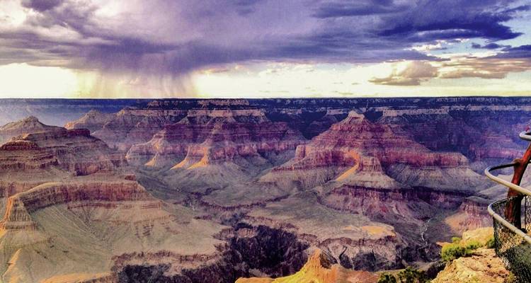 Vaste paysage de canyon sous un ciel nuageux dramatique.
