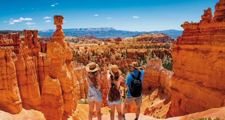 Touristen, die den Blick auf die charakteristischen roten Felsformationen genießen.