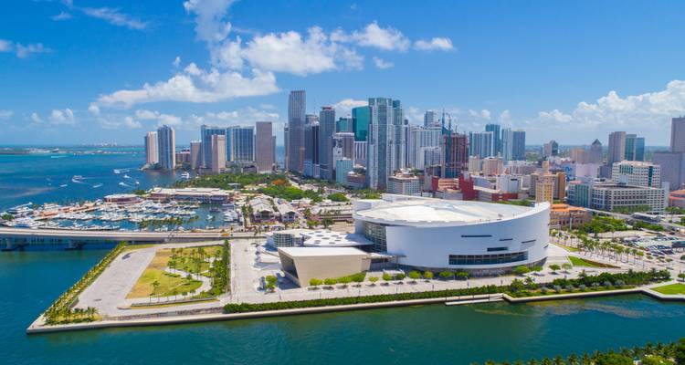 Vista aérea del centro de Miami bajo un cielo azul despejado.