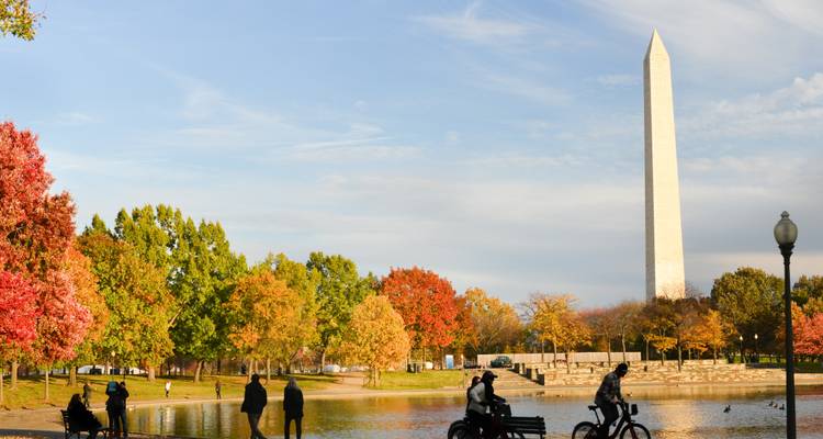 Monument de Washington se reflétant dans un étang paisible avec un feuillage d'automne