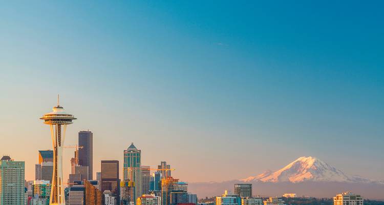 Horizon emblématique de Seattle avec la Space Needle et le mont Rainier.
