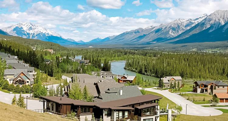 Ville de montagne pittoresque avec maisons et rivière.