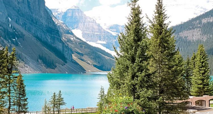 Magnifique lac entouré de montagnes et d'arbres.