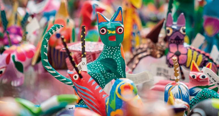 Figurines d'art populaire colorées représentant des animaux.